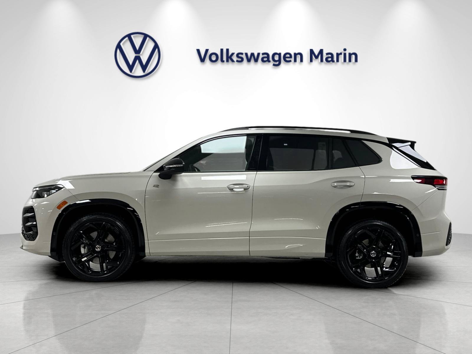 New 2026 Volkswagen Tiguan SE R-Line AWD/4WD image 2