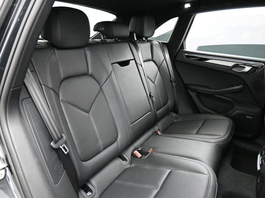 Certified 2025 Porsche Macan image 27