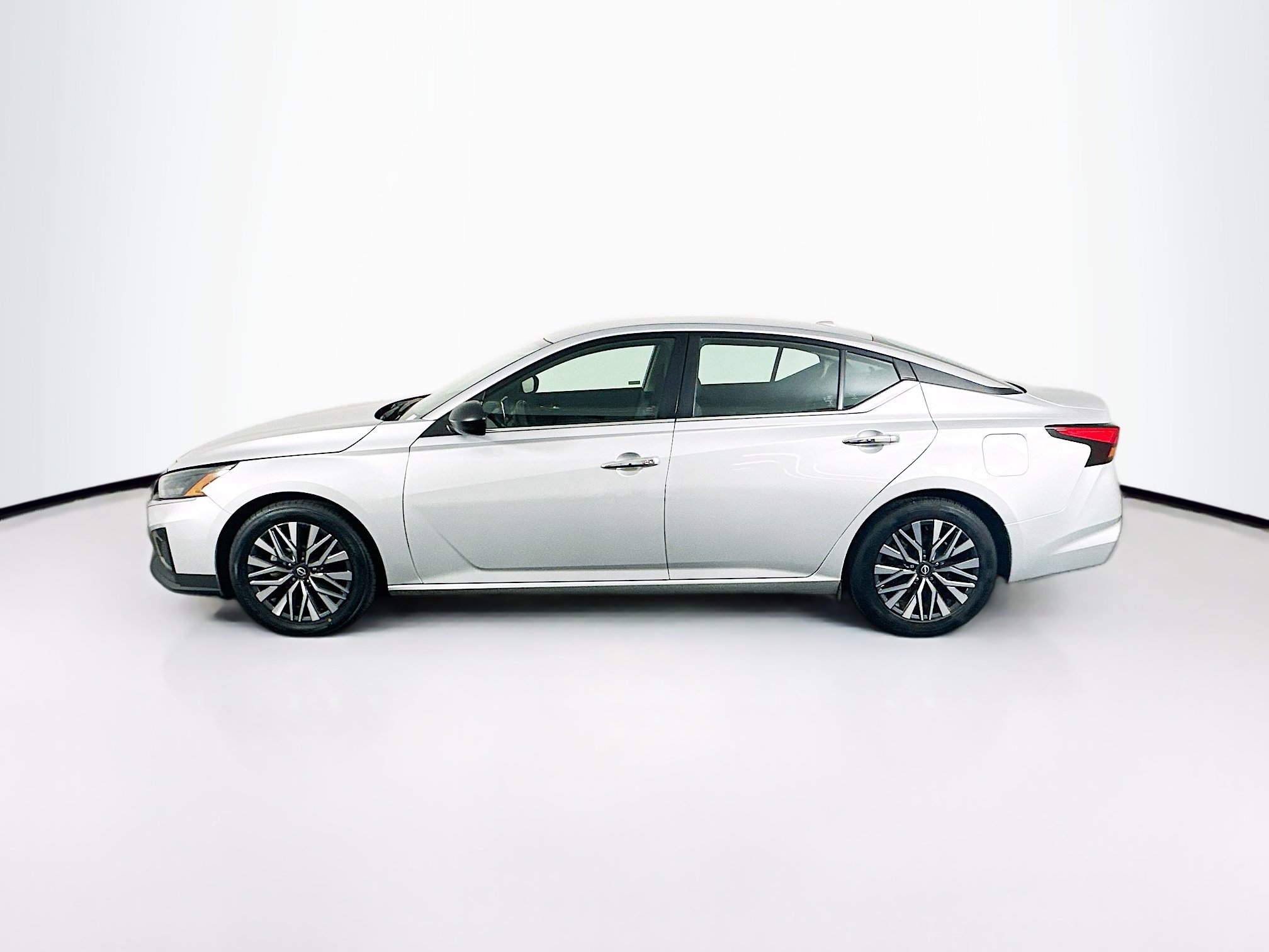 Used 2024 Nissan Altima 2.5 SV image 4