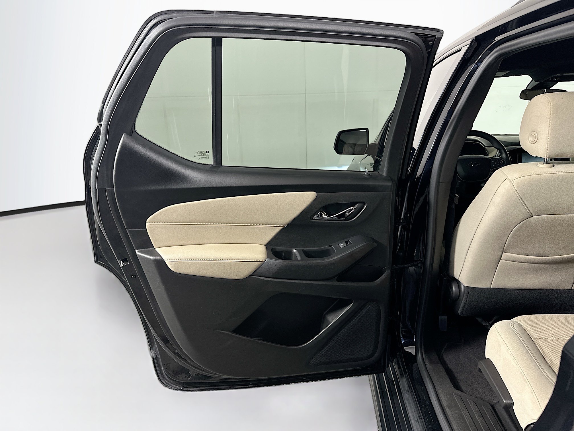 Used 2022 Chevrolet Traverse LS w/ Midnight/Sport Edition FWD image 25