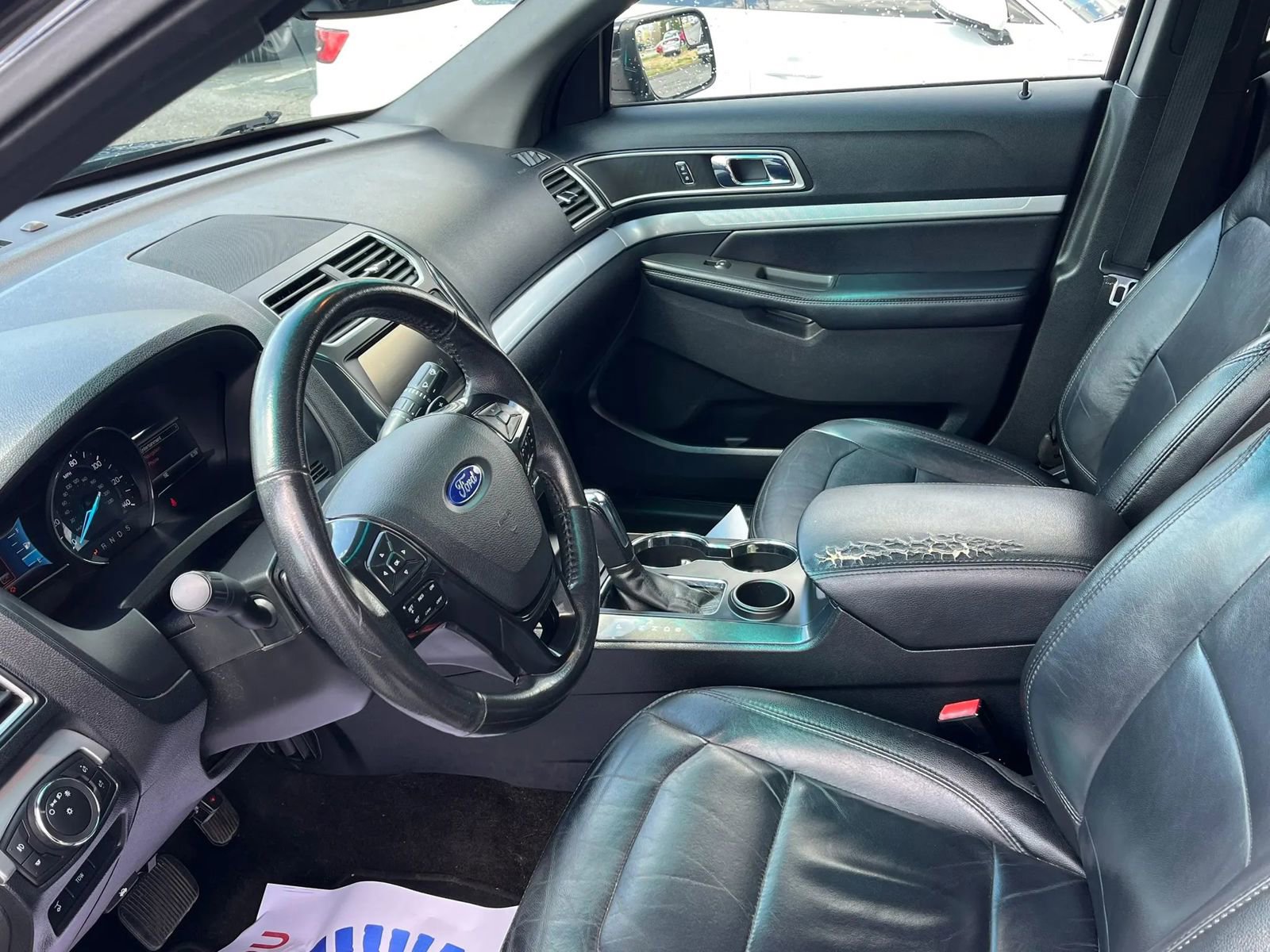 Used 2017 Ford Explorer XLT w/ Equipment Group 201A FWD image 10