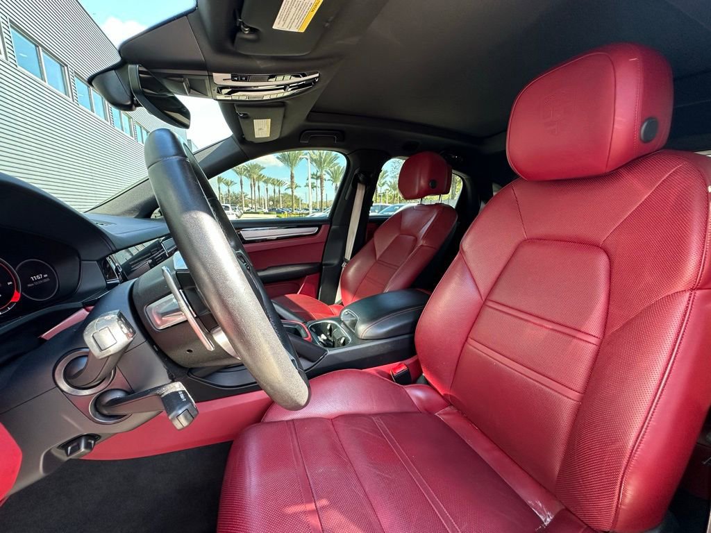 Certified 2023 Porsche Cayenne Platinum Edition image 5