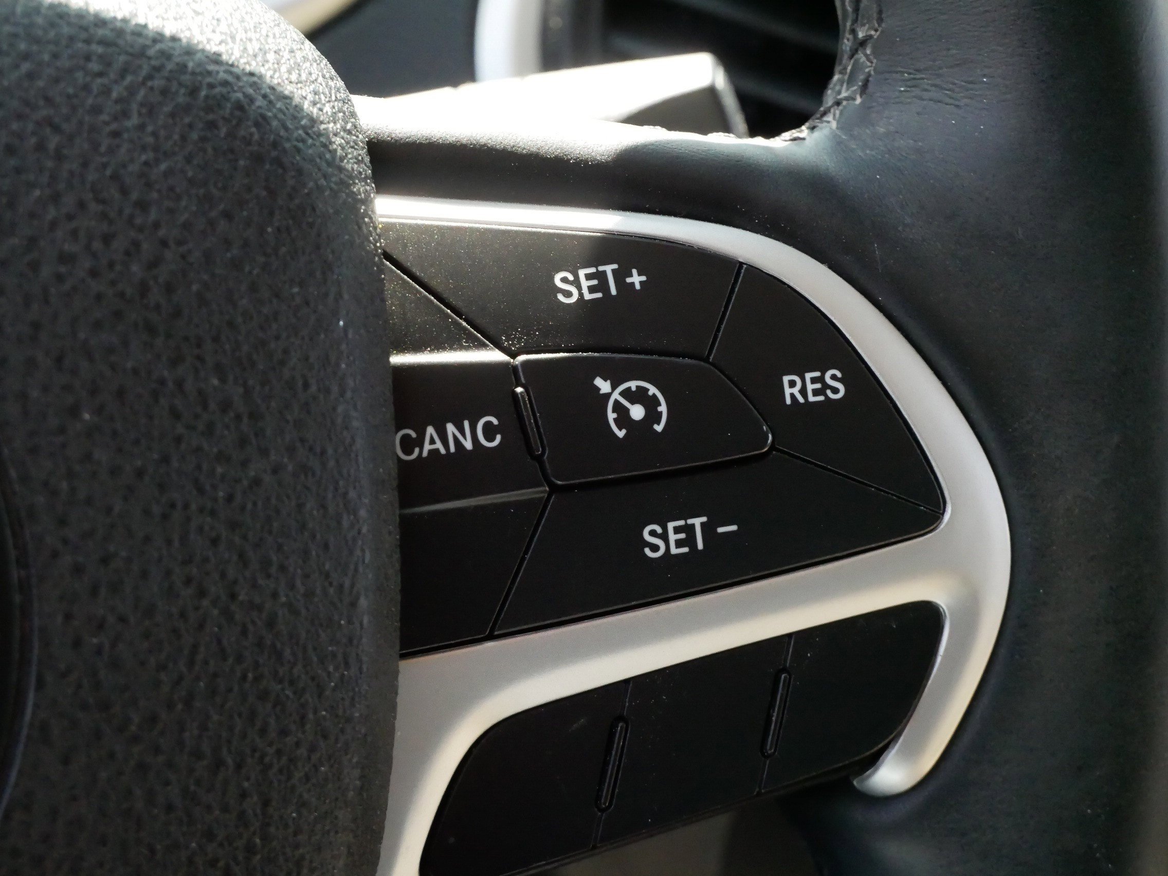 Used 2015 Jeep Cherokee Limited w/ Luxury Group AWD/4WD image 25