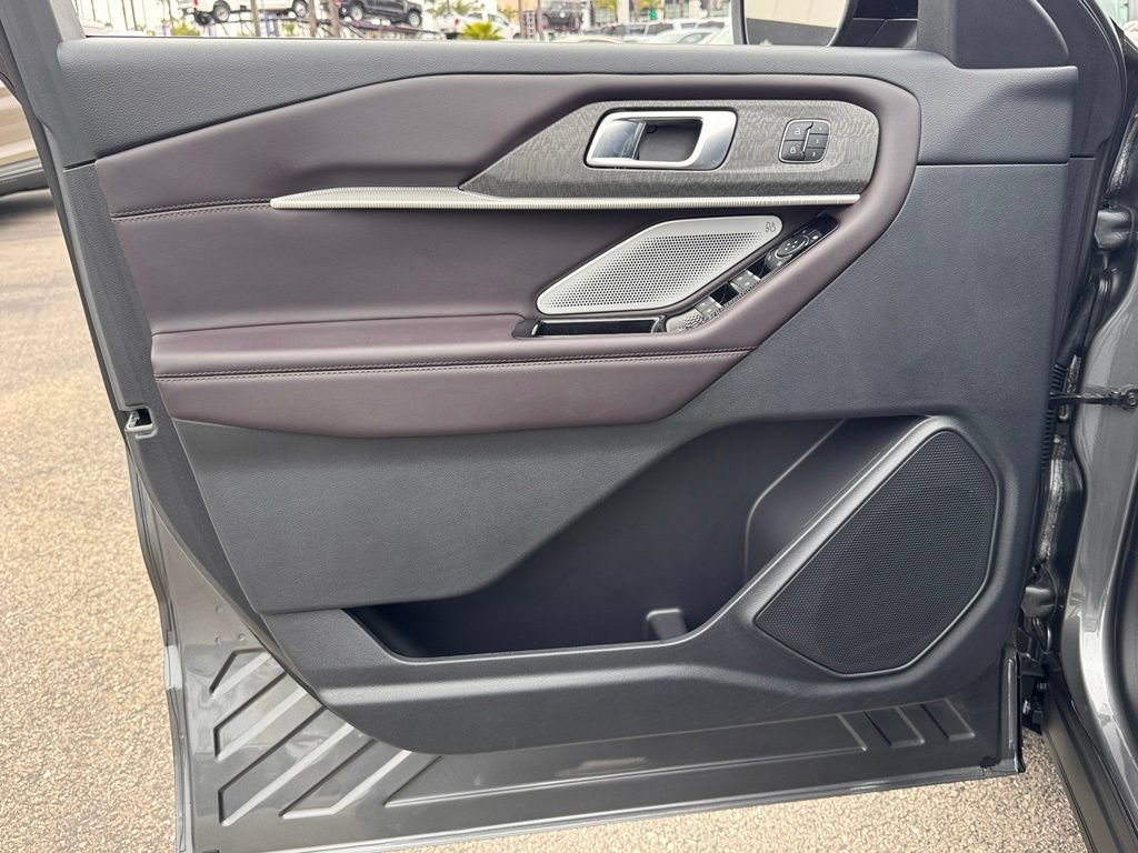 Used 2026 Ford Explorer Platinum RWD image 16