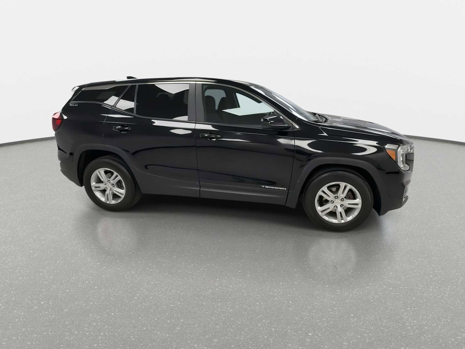 Used 2024 GMC Terrain SLE image 2