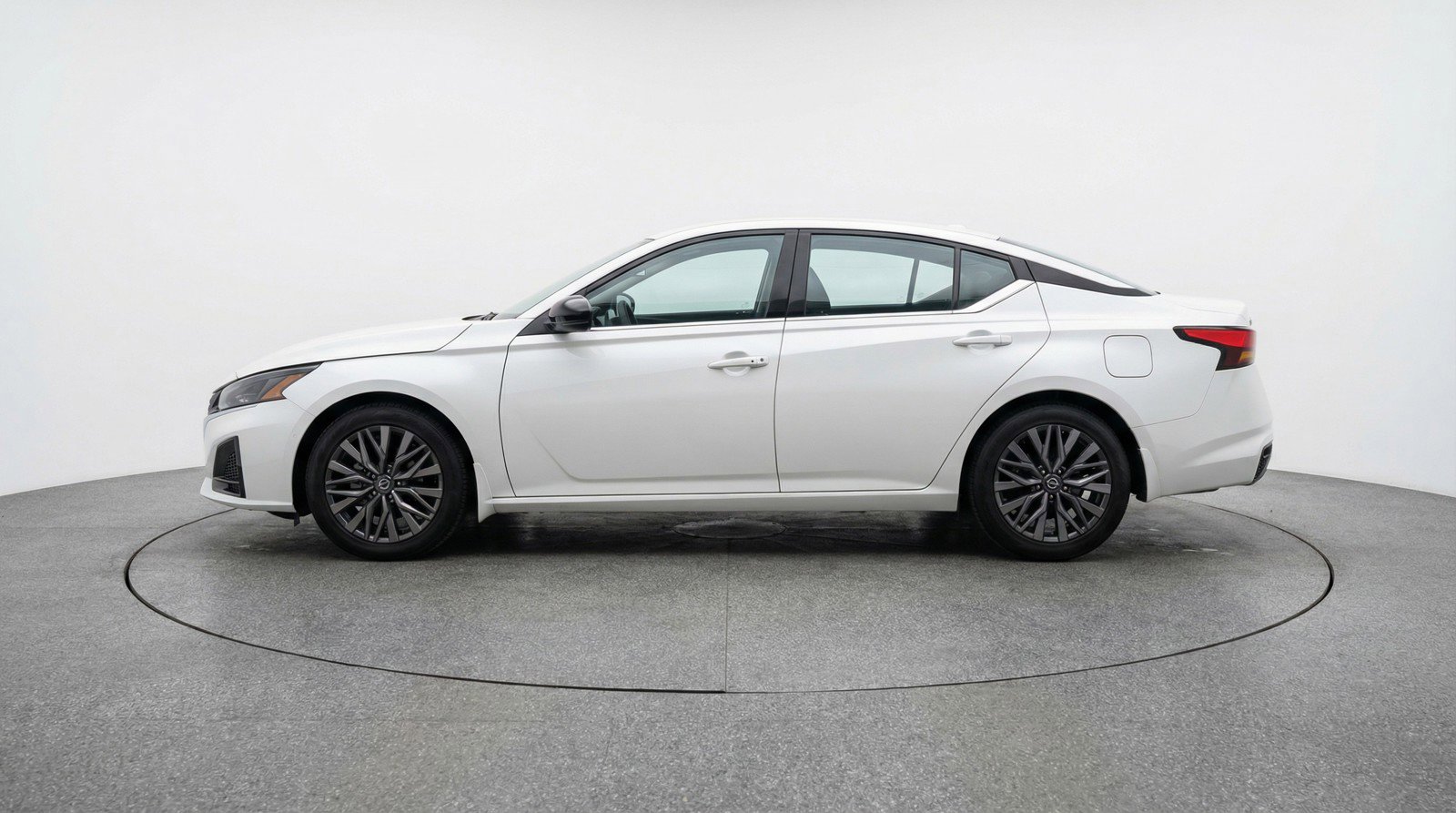 Used 2025 Nissan Altima 2.5 SV FWD image 5