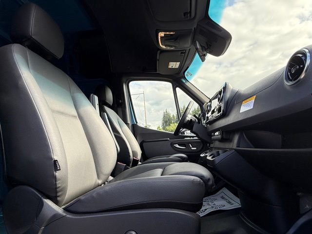 Used 2025 Mercedes-Benz Sprinter 2500 image 32