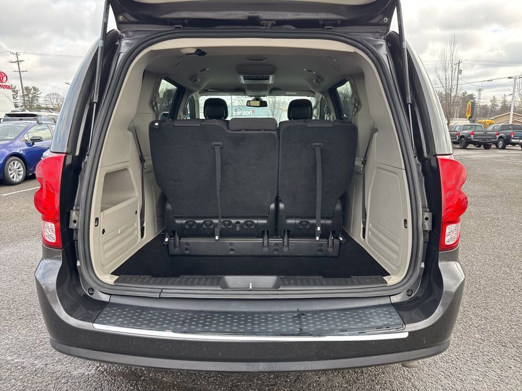 Used 2019 Dodge Grand Caravan SE w/ UConnect Hands-Free Group FWD image 4