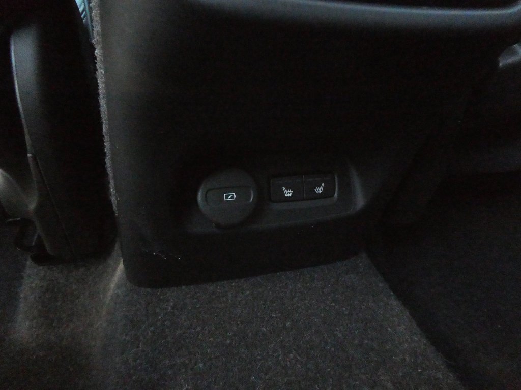 Used 2024 Volvo XC40 B5 Plus image 37