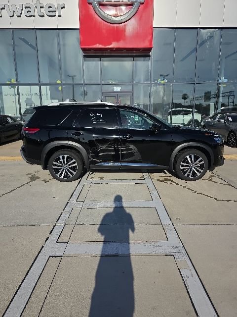 Used 2025 Nissan Pathfinder Platinum w/ Cargo Package AWD/4WD image 3