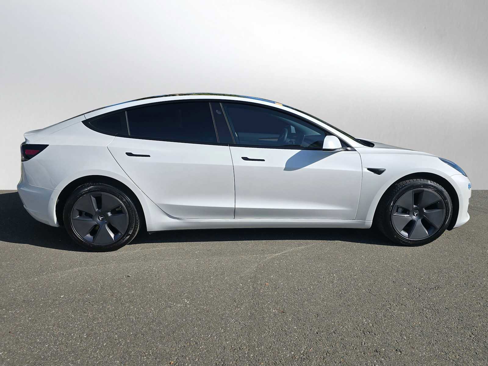 Used 2021 Tesla Model 3 Standard Range Plus RWD image 2