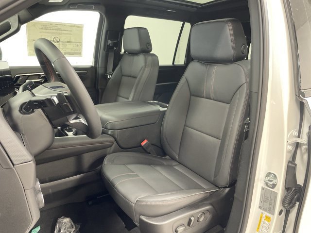 Used 2025 Chevrolet Suburban RST w/ RST Capability Package AWD/4WD image 17