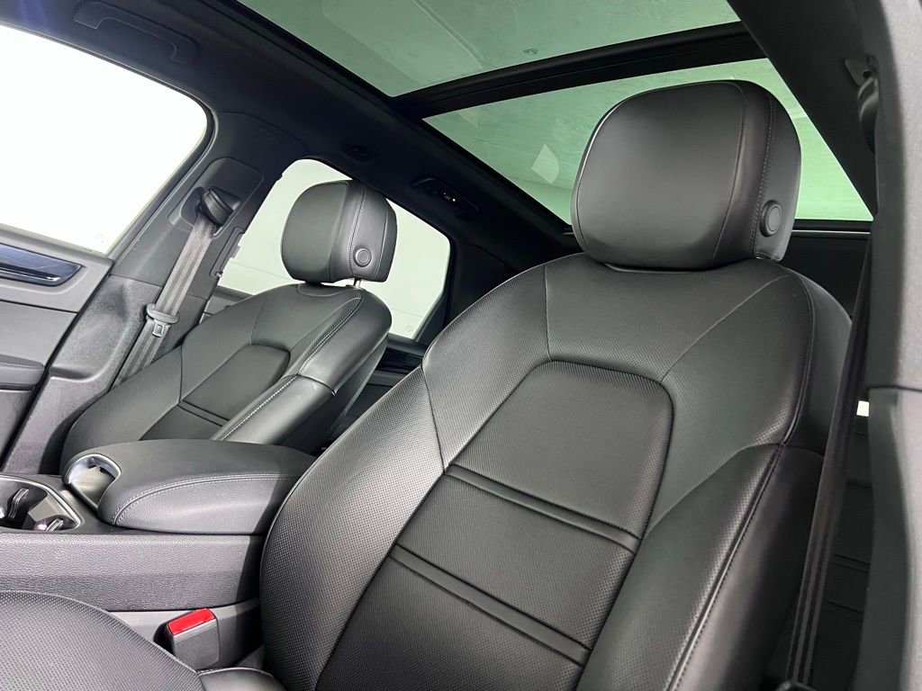 Certified 2023 Porsche Cayenne Platinum Edition image 5