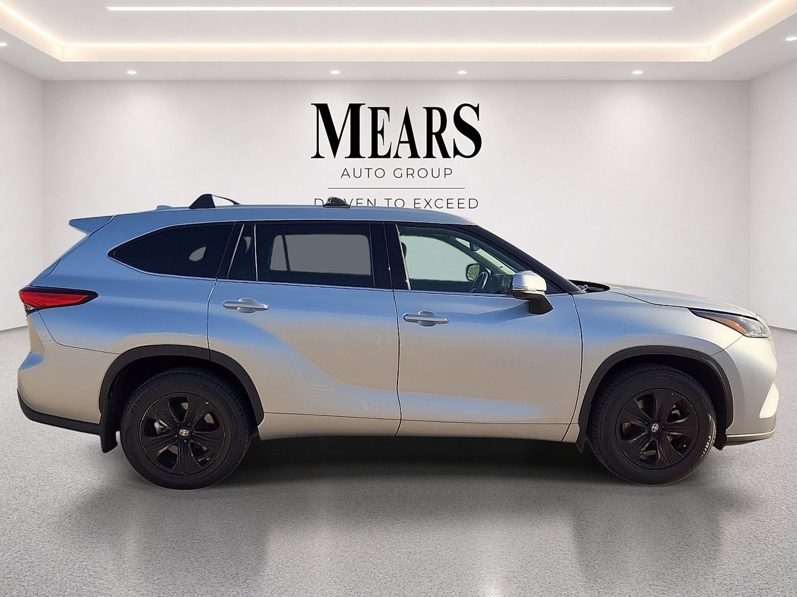 Used 2022 Toyota Highlander XLE AWD/4WD image 6