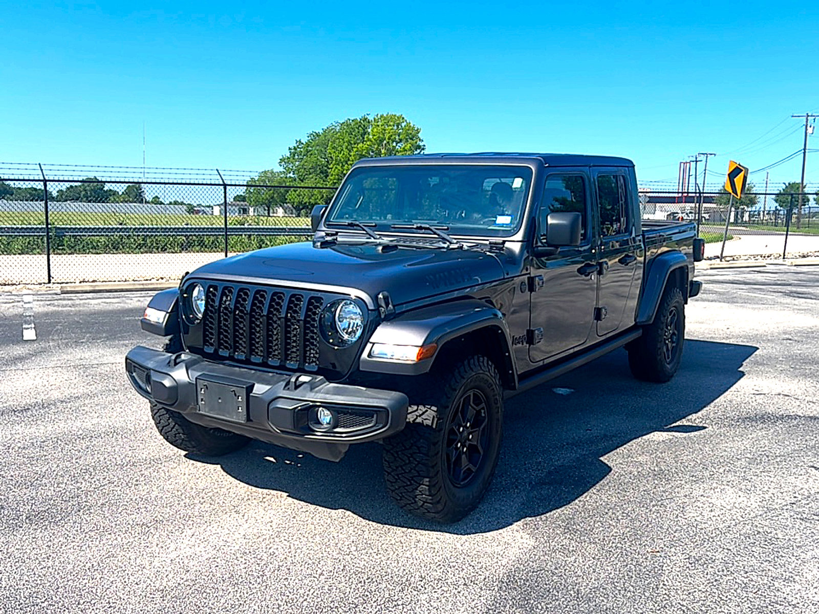 Used 2022 Jeep Gladiator Sport AWD/4WD image 2