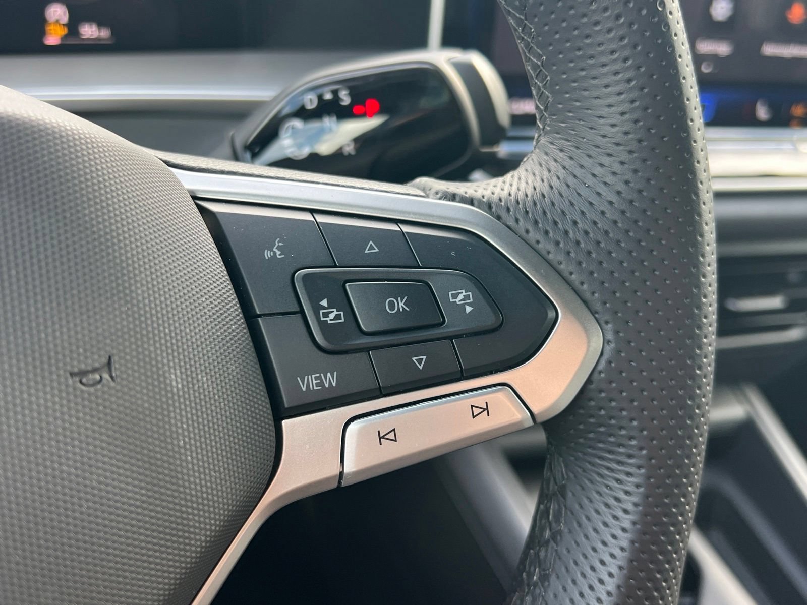 Certified 2025 Volkswagen Tiguan SE R-Line FWD image 22