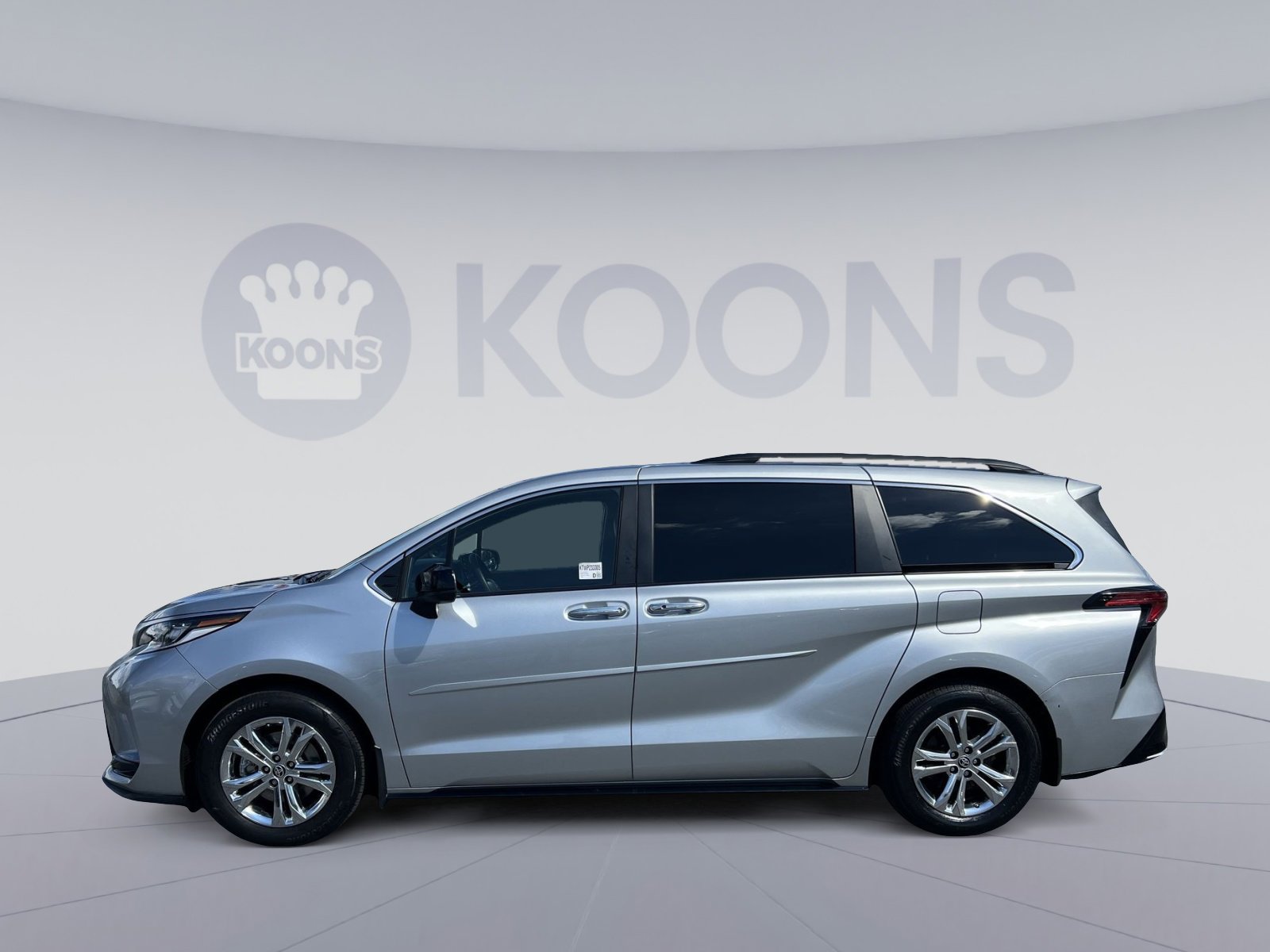 Used 2023 Toyota Sienna XSE w/ XSE Plus Package image 2