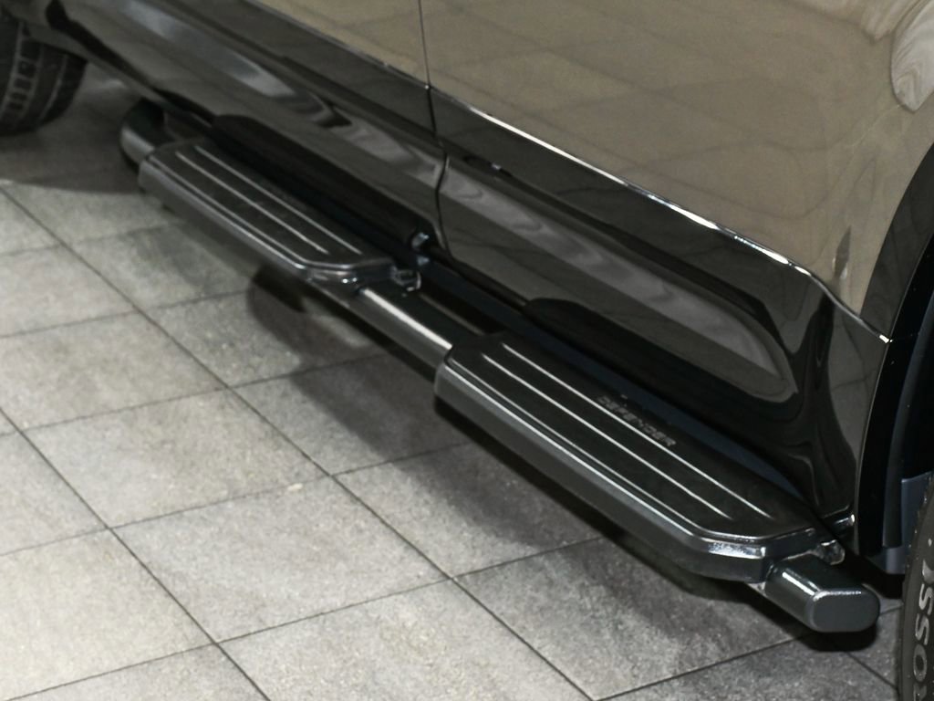 Used 2024 Land Rover Defender 130 X-Dynamic SE image 87