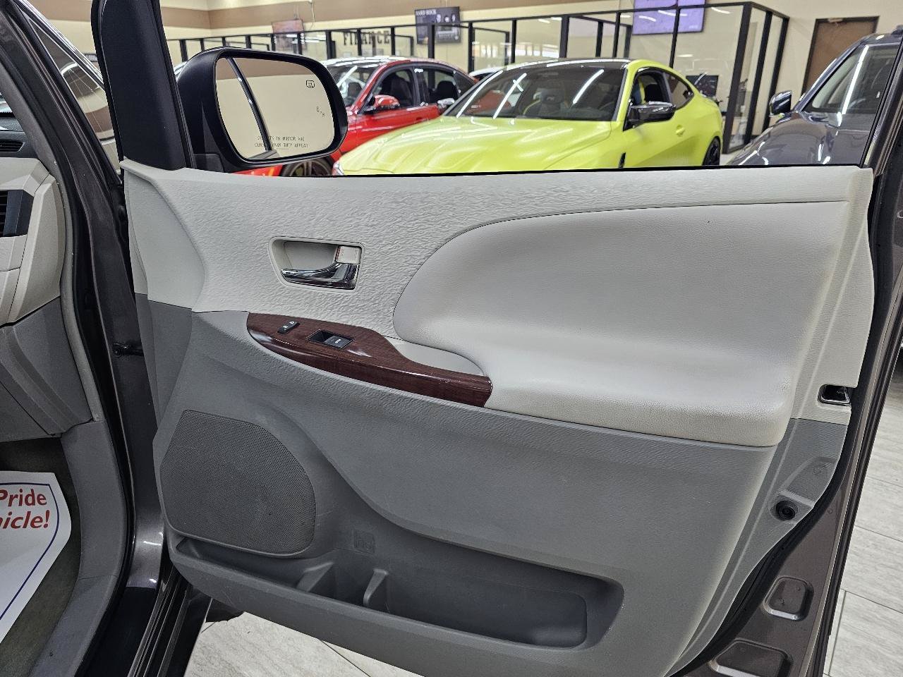 Used 2013 Toyota Sienna XLE image 44