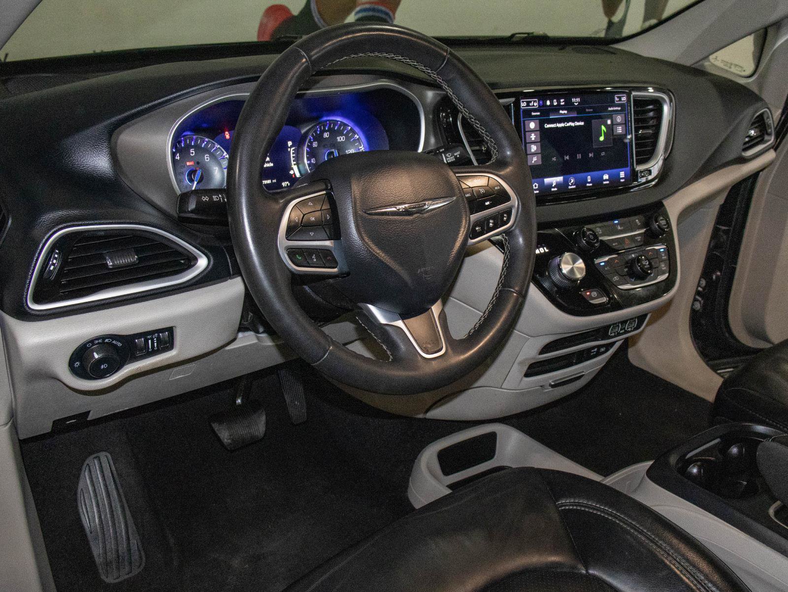 Used 2022 Chrysler Pacifica Touring-L image 5