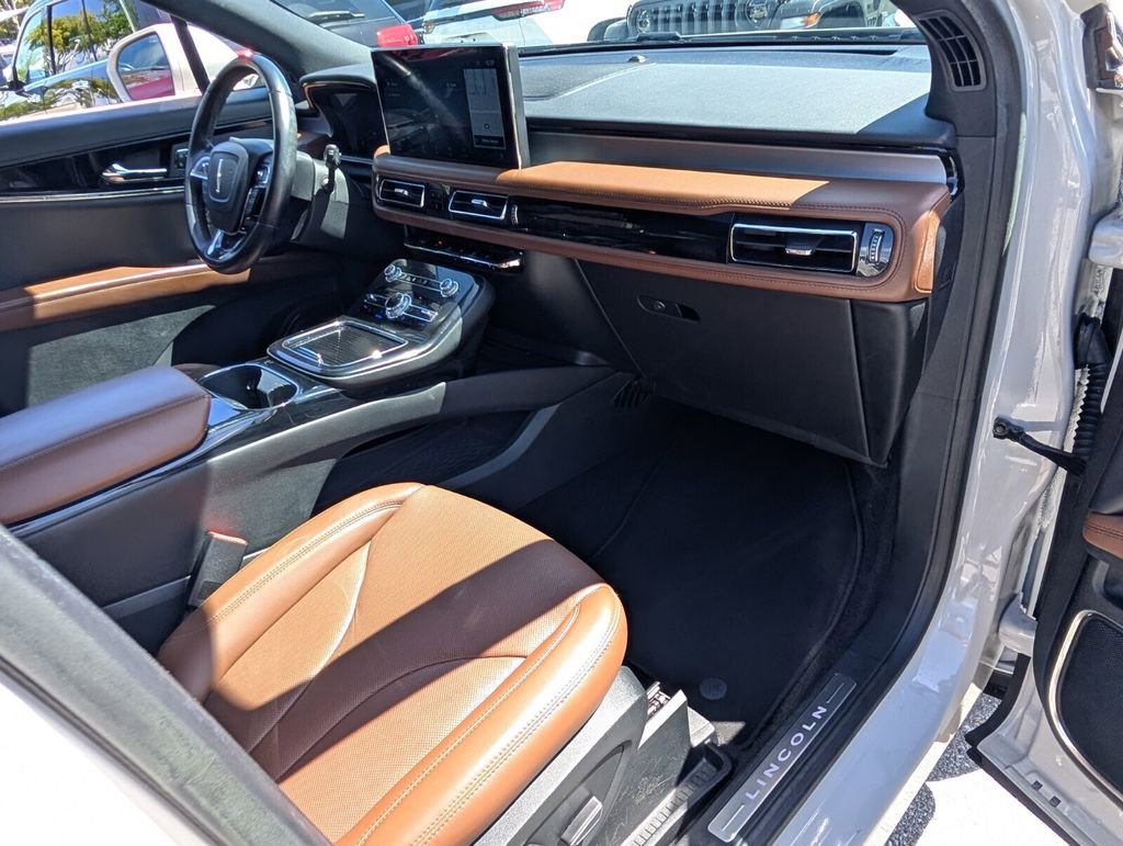 Used 2022 Lincoln Nautilus Reserve image 16