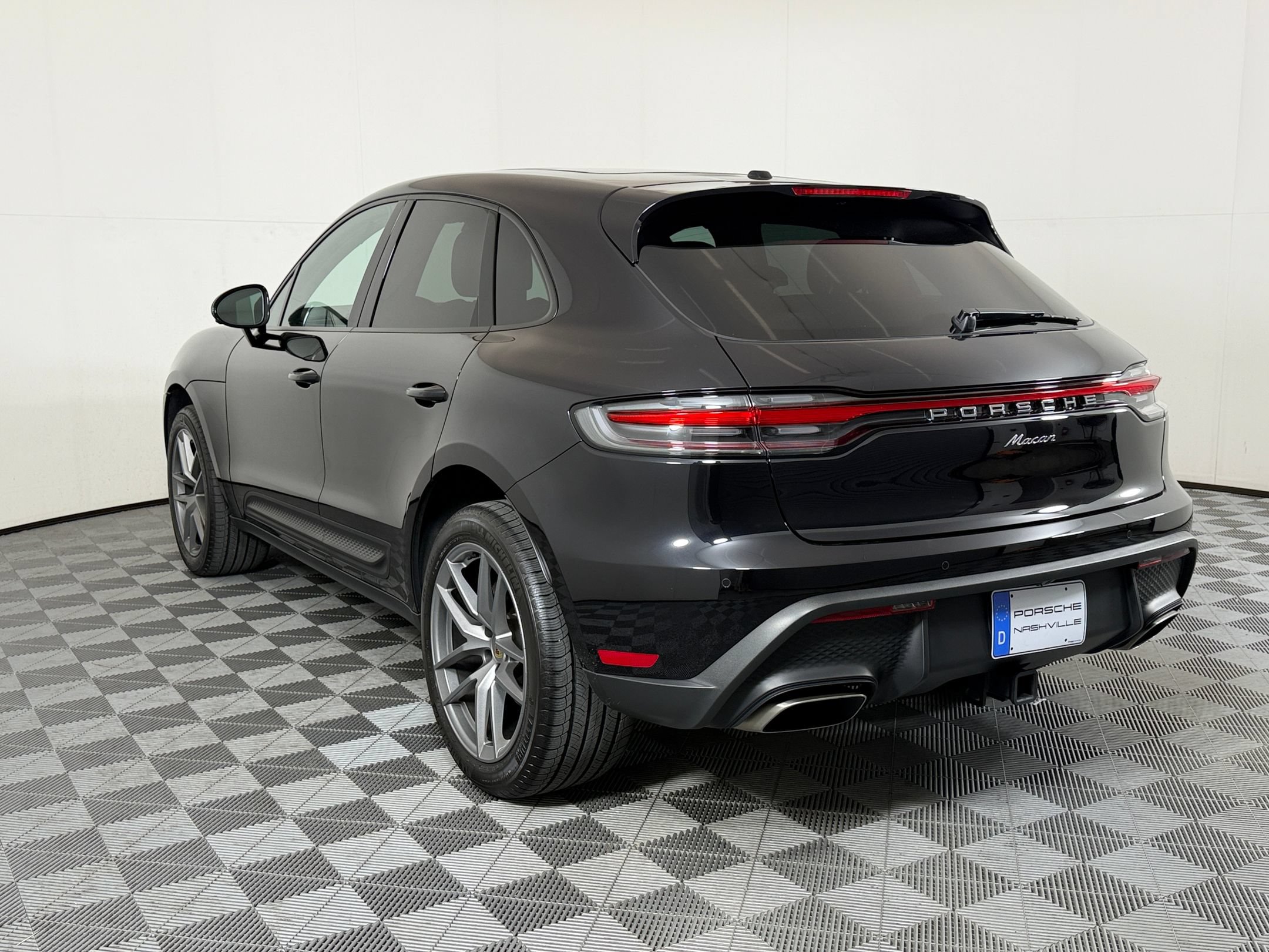 Used 2026 Porsche Macan AWD/4WD image 3