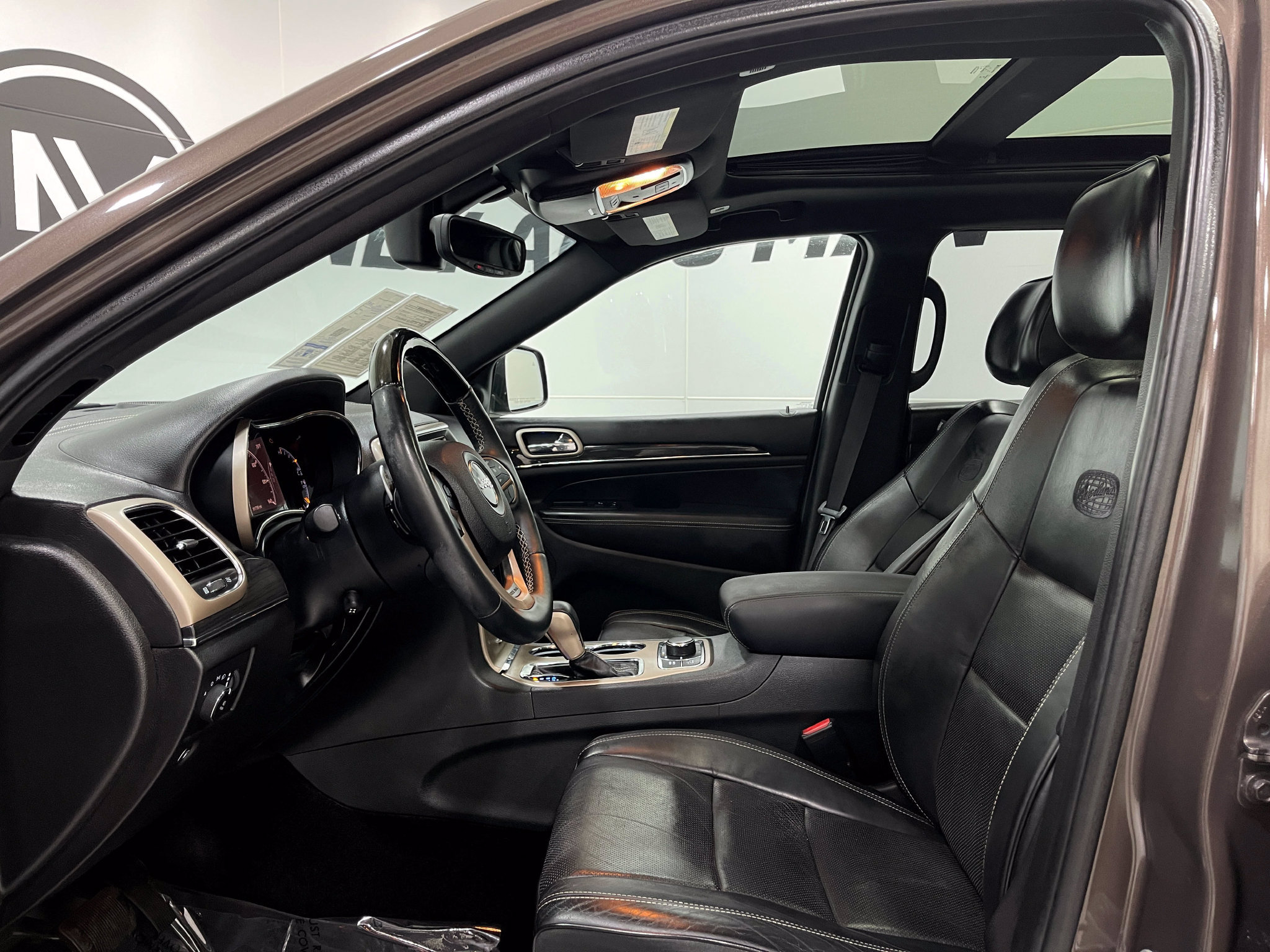 Used 2017 Jeep Grand Cherokee Overland AWD/4WD image 13