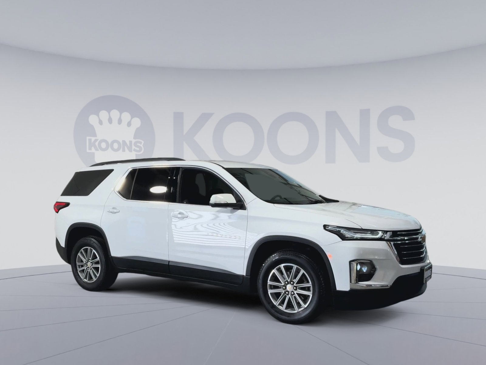 Used 2023 Chevrolet Traverse LT image 2