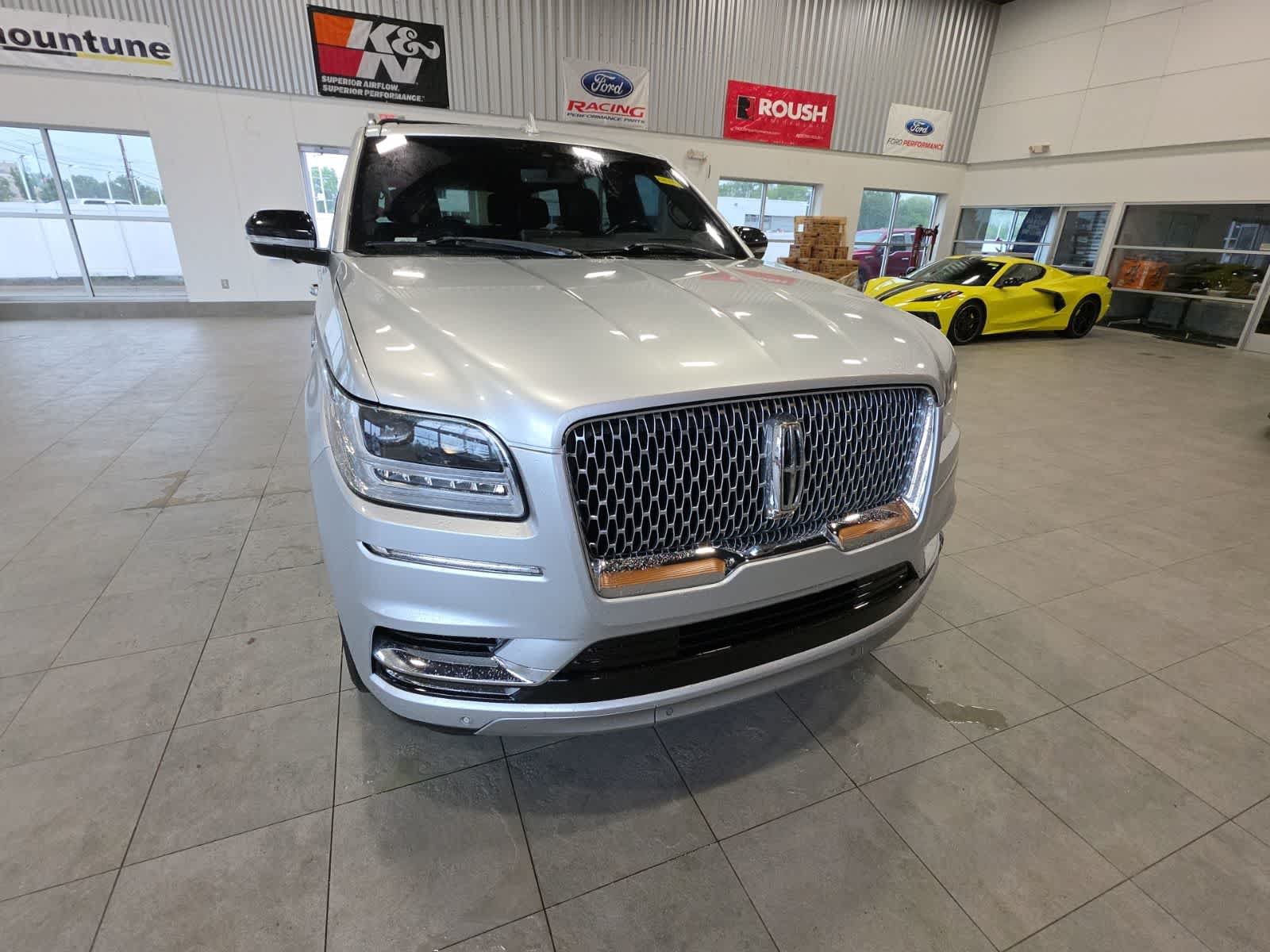 Used 2018 Lincoln Navigator L Reserve w/ Technology Package AWD/4WD image 4