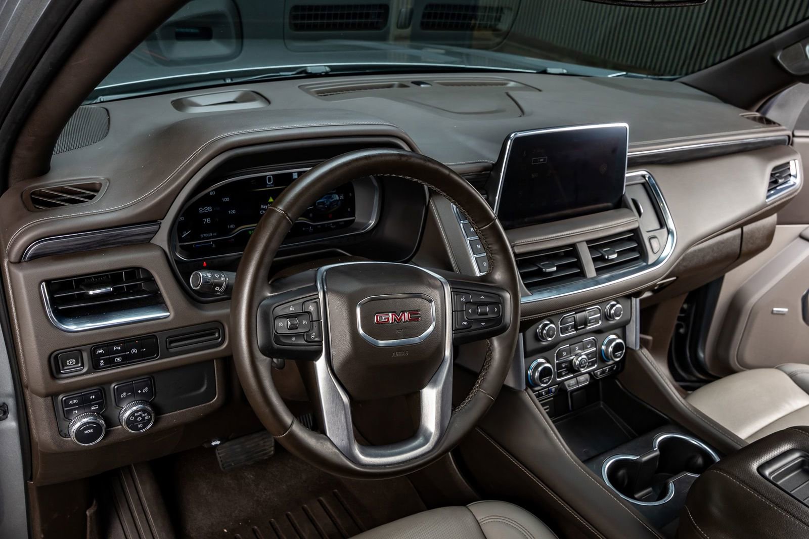 Used 2023 GMC Yukon XL SLT w/ SLT Premium Package AWD/4WD image 17
