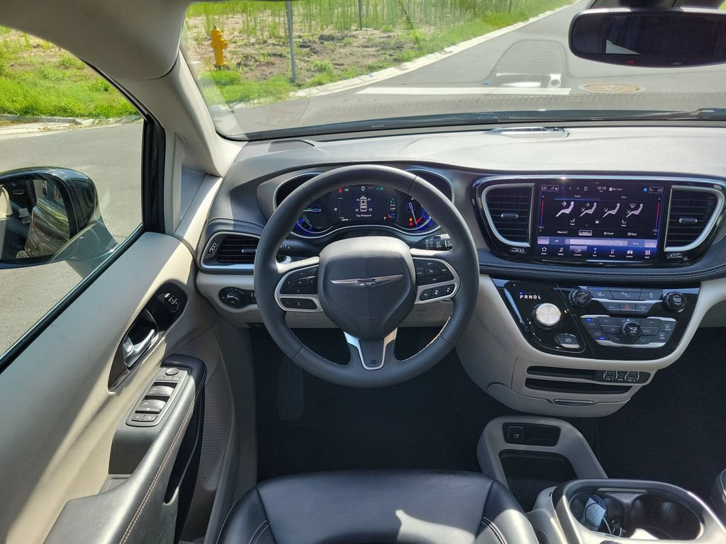 Used 2024 Chrysler Pacifica Limited FWD image 30