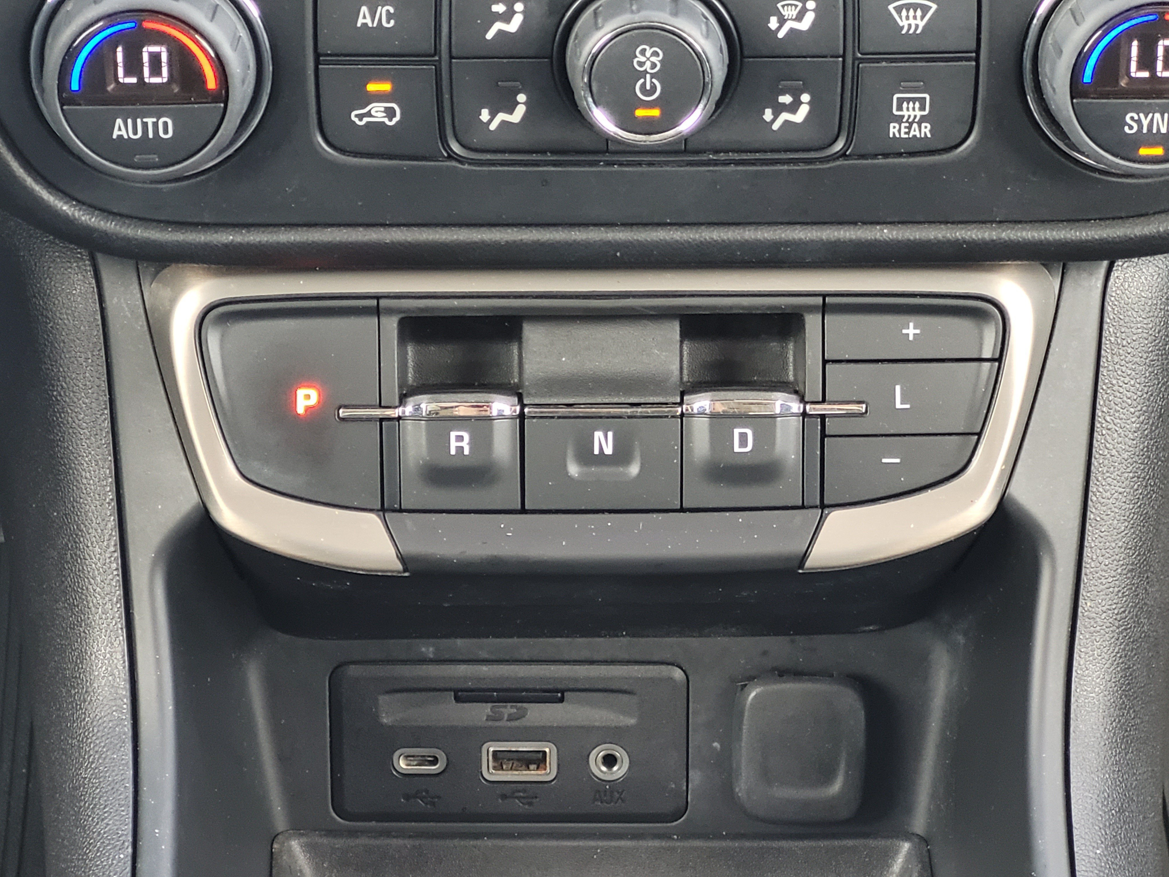Used 2022 GMC Terrain Denali w/ Denali Premium Package AWD/4WD image 17