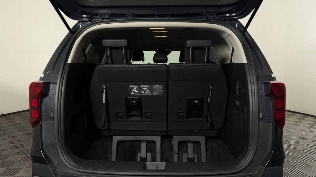 Used 2025 Kia Carnival FWD image 10