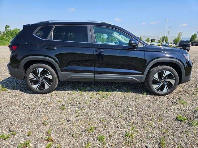 Used 2025 Volkswagen Taos SE AWD/4WD image 8