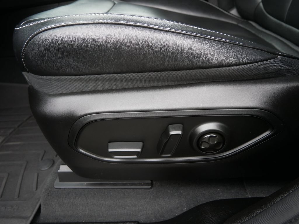 Used 2024 Jeep Grand Cherokee L Limited AWD/4WD image 19