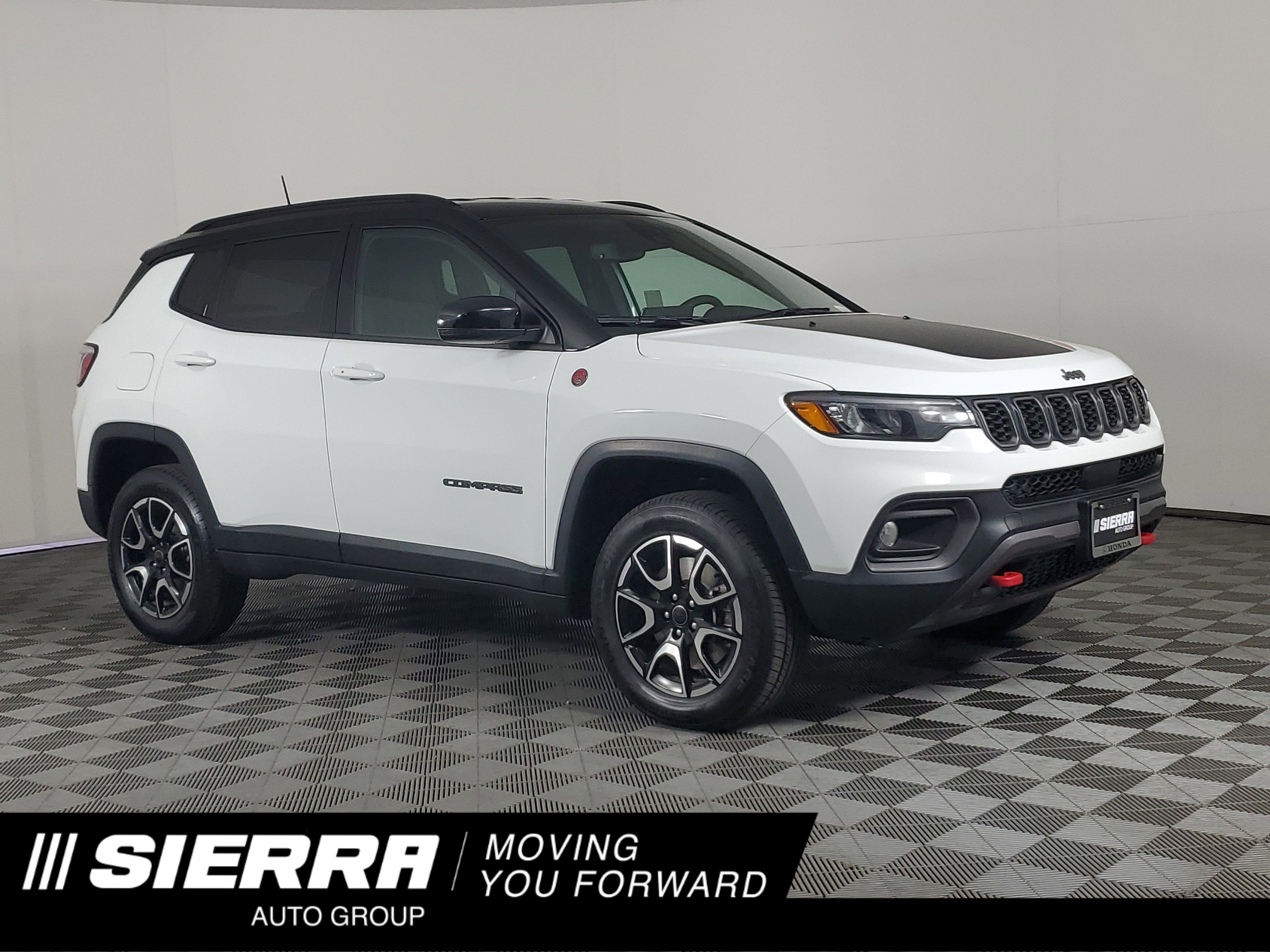 Used 2025 Jeep Compass Trailhawk AWD/4WD image 1