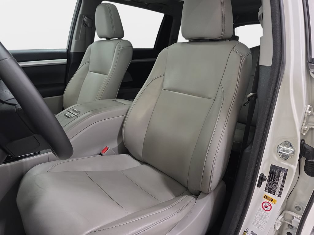 Used 2018 Toyota Highlander XLE w/ Protection Package #3 AWD/4WD image 14