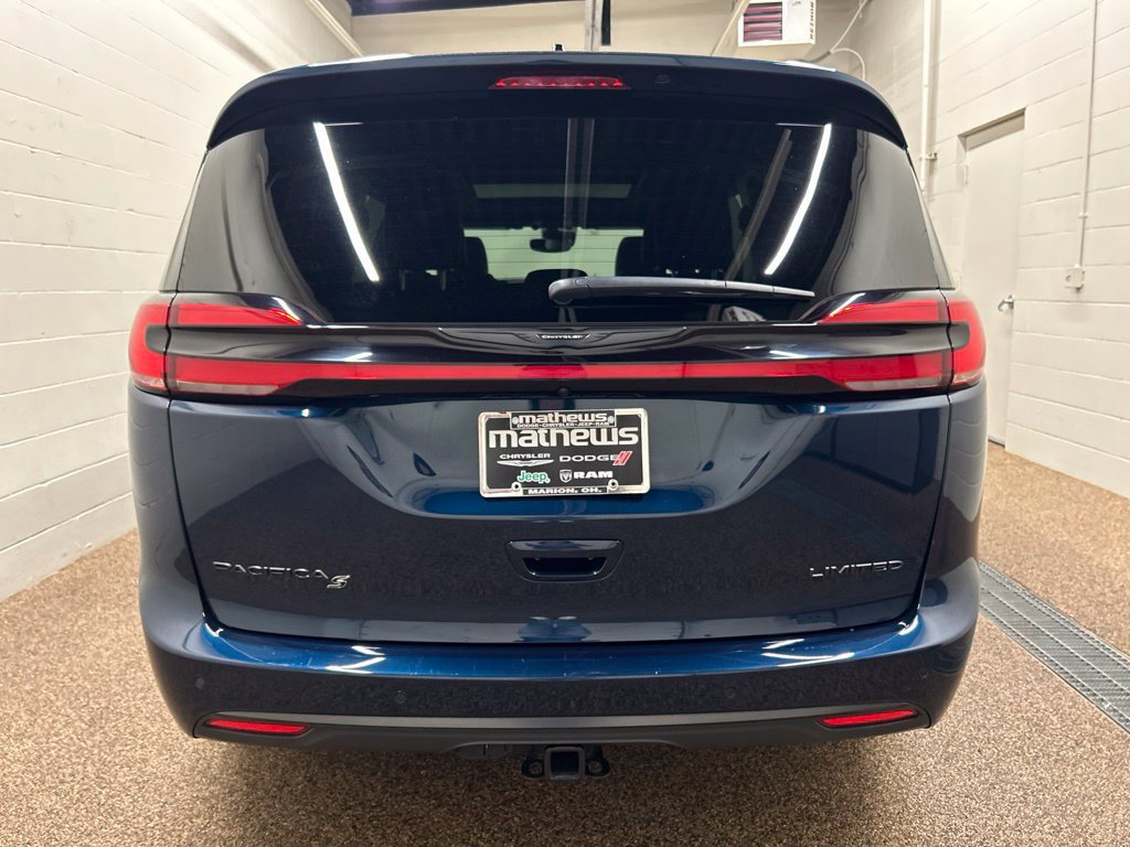 Used 2025 Chrysler Pacifica Limited w/ Trailer Tow Group FWD image 3
