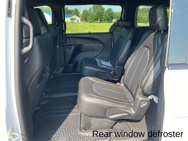 New 2025 Chrysler Pacifica Select w/ Fav Edition Package image 25