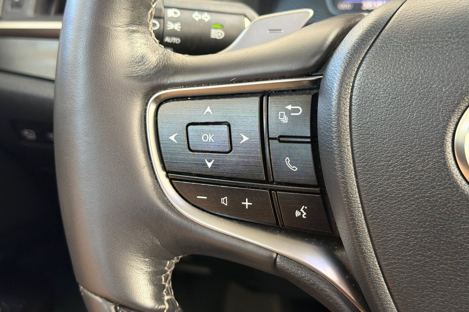Used 2019 Lexus ES 350 Ultra Luxury w/ Accessory Package 2 FWD image 31