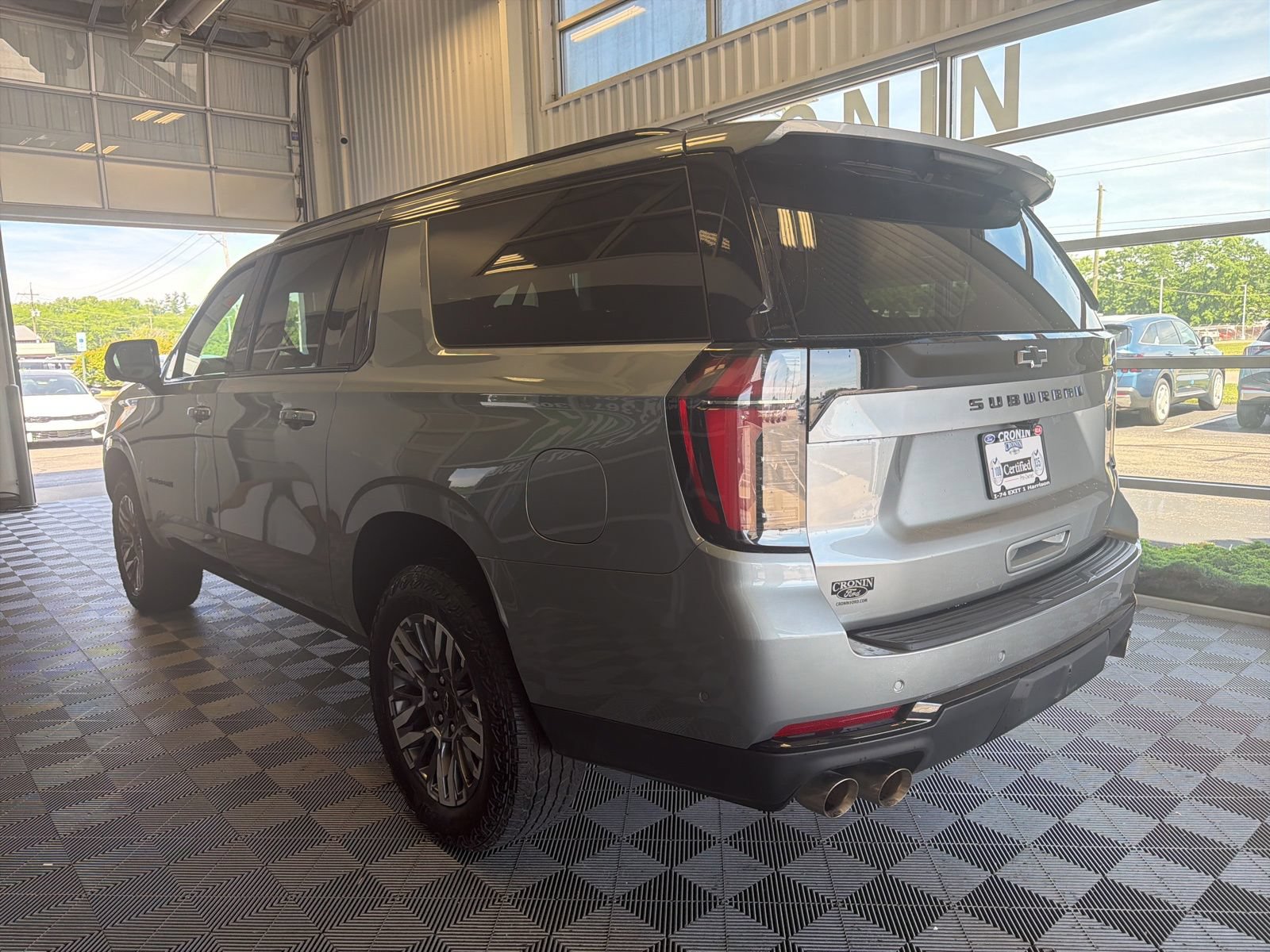 Used 2025 Chevrolet Suburban Z71 AWD/4WD image 4