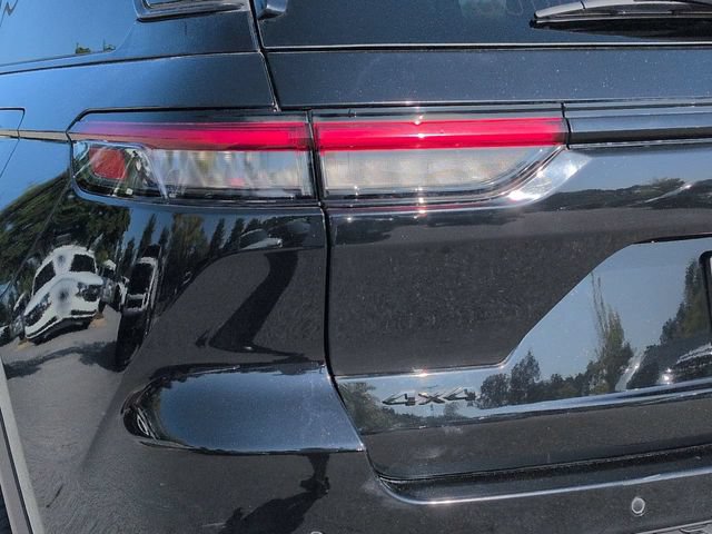 Used 2023 Jeep Grand Cherokee Altitude AWD/4WD image 12