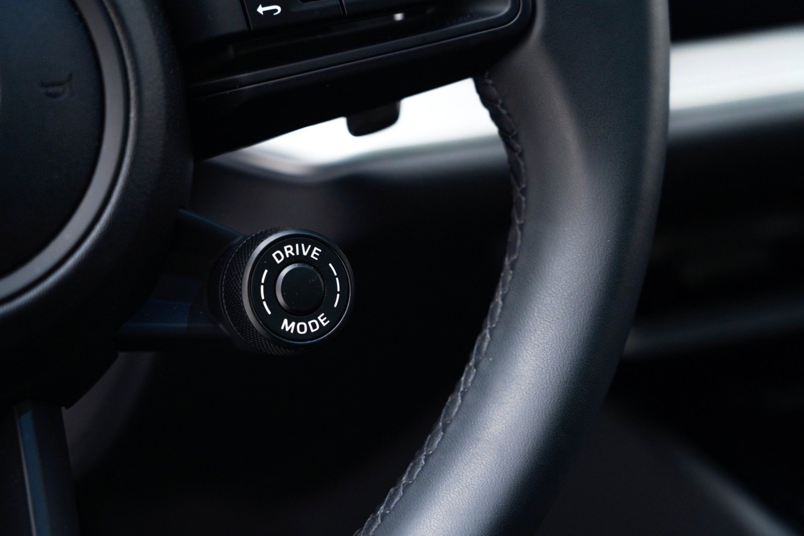 Used 2025 Porsche Cayenne S image 30