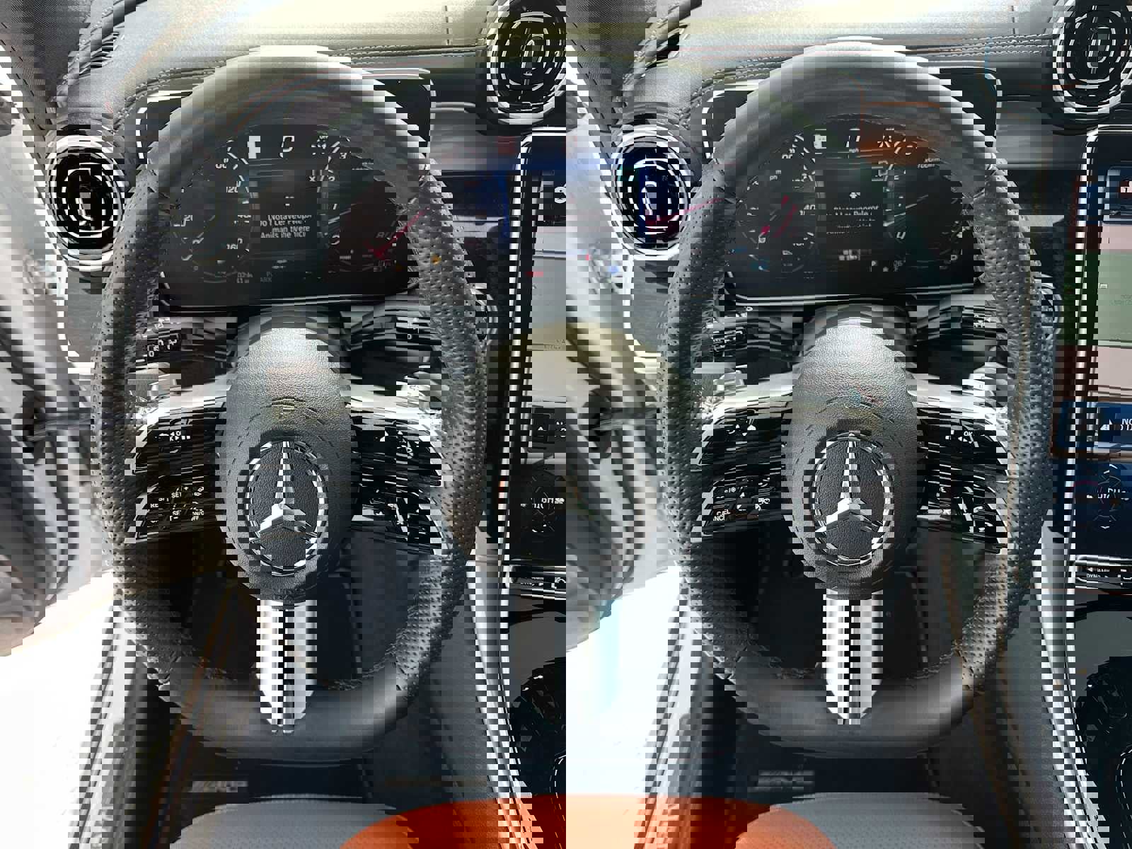 Used 2024 Mercedes-Benz GLC 300 4MATIC image 23