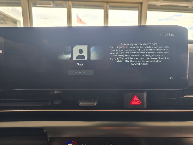 Used 2025 Kia Carnival FWD image 24