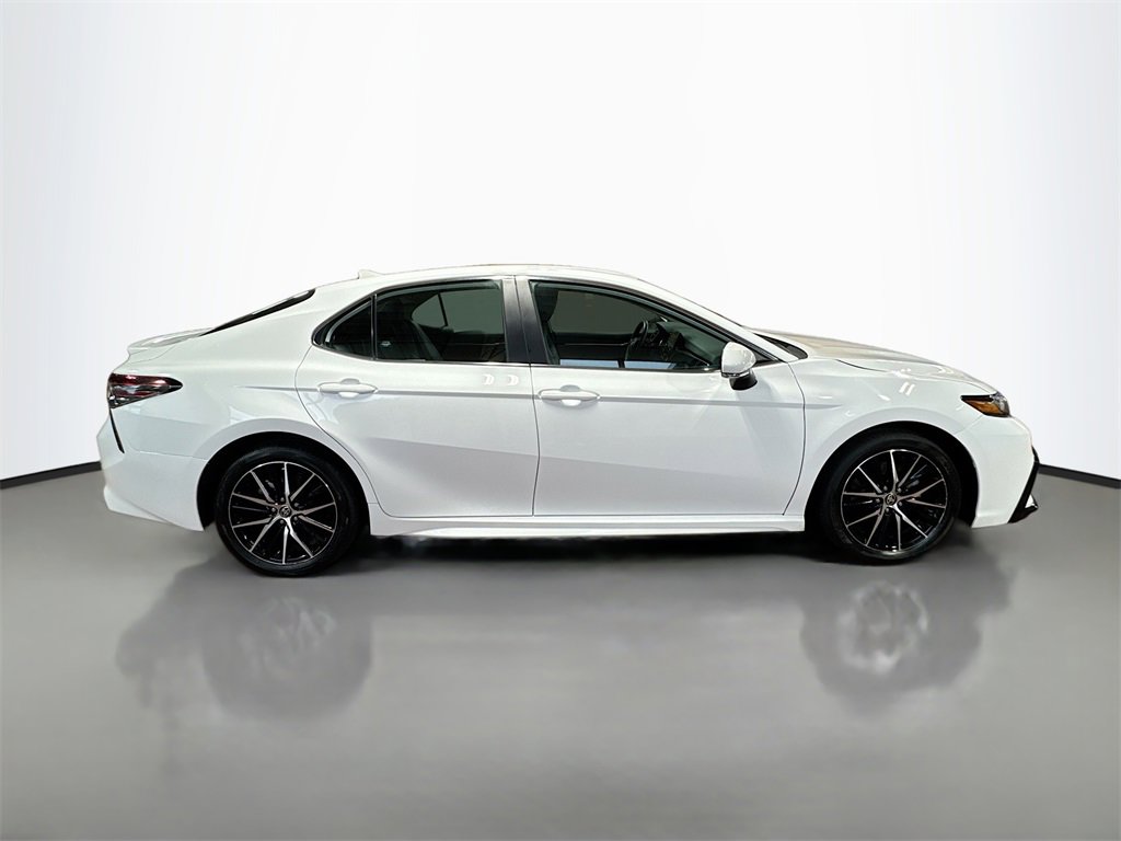 Used 2024 Toyota Camry SE image 5