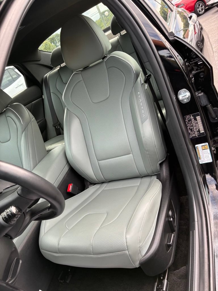 Used 2025 Hyundai Elantra Limited w/ Cargo Package FWD image 17