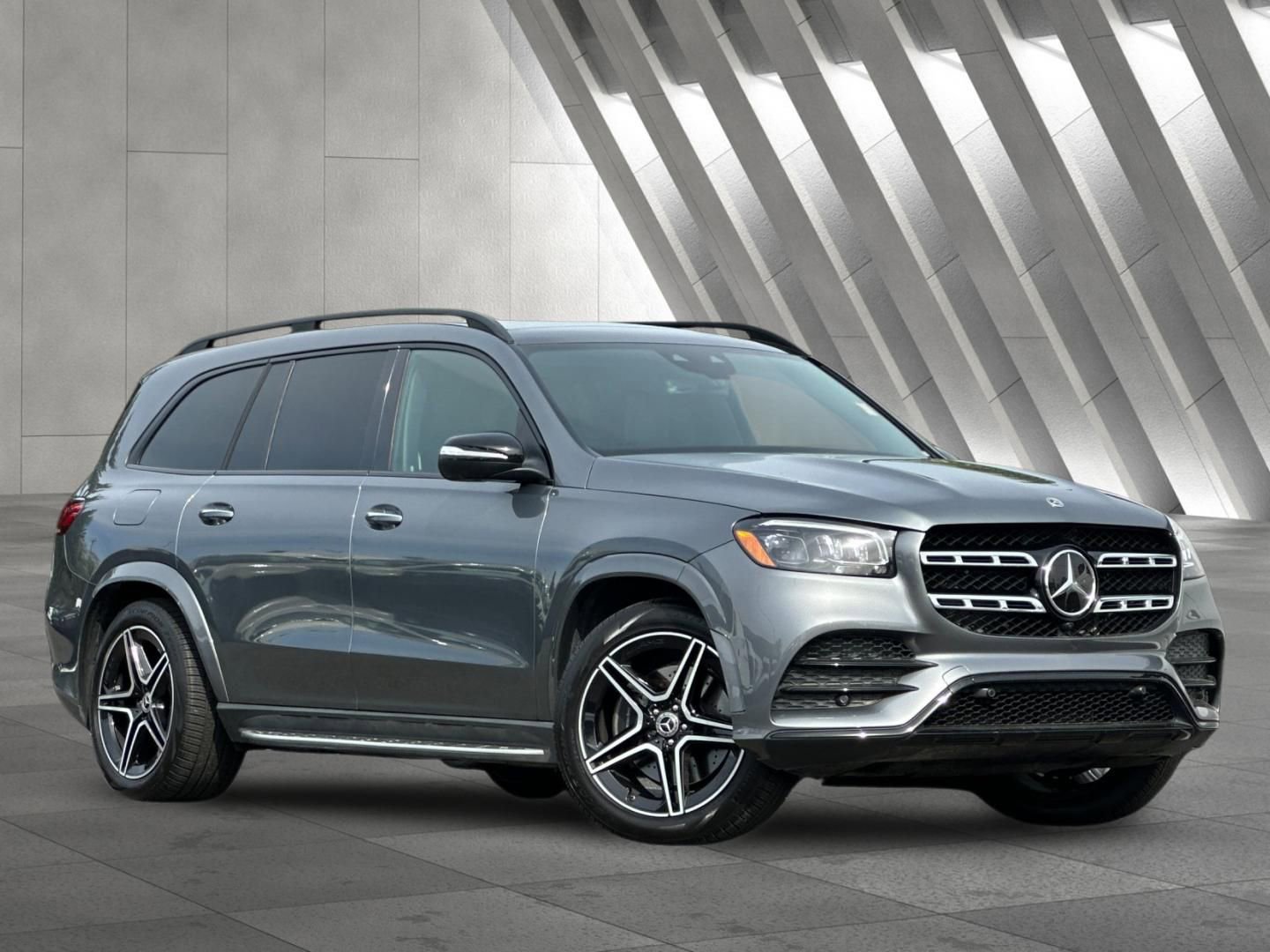 Used 2022 Mercedes-Benz GLS 450 4MATIC w/ AMG Line Exterior image 2