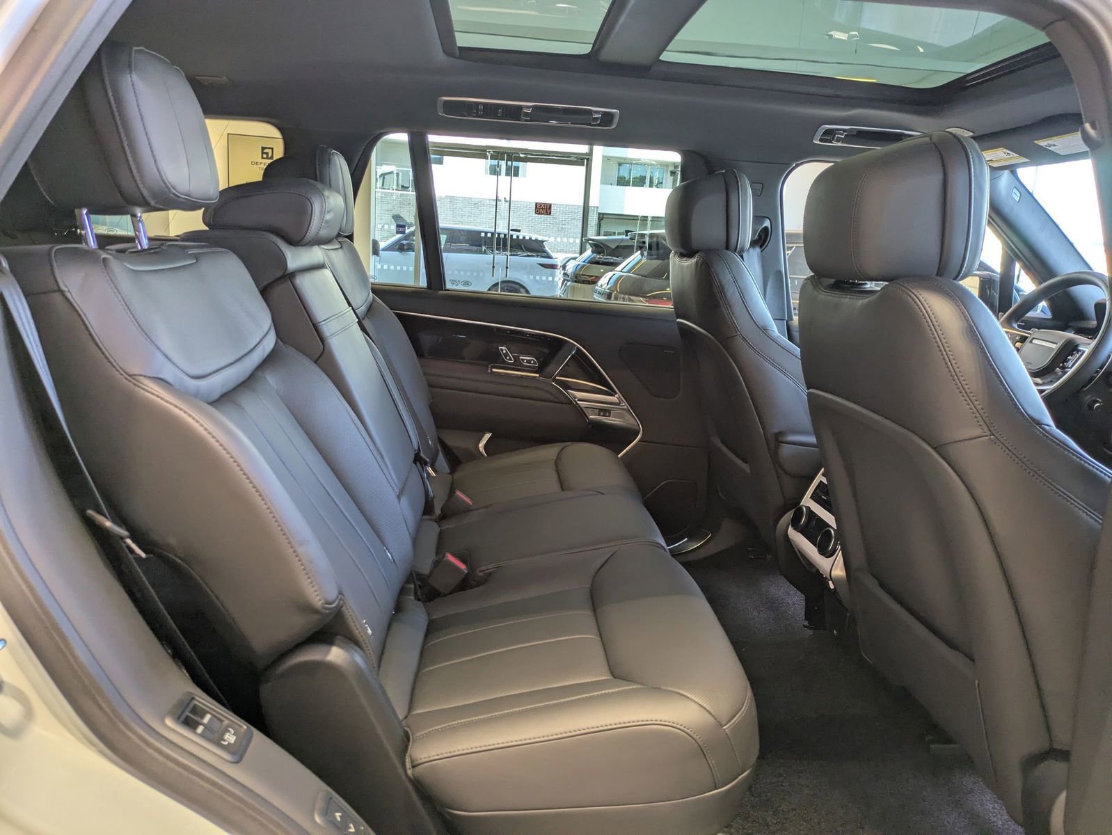 New 2026 Land Rover Range Rover Long Wheelbase SE AWD/4WD image 28
