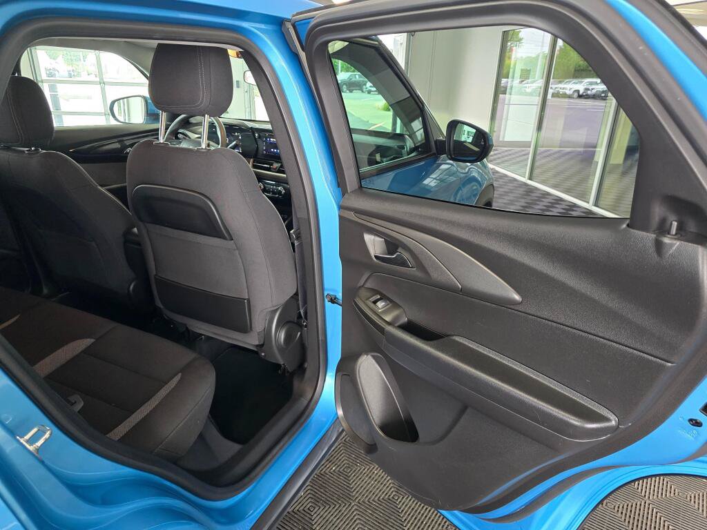Used 2025 Chevrolet TrailBlazer LT AWD/4WD image 37